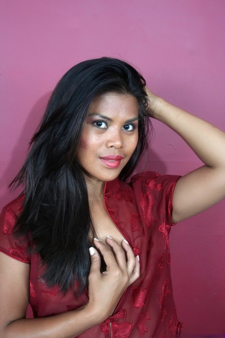 Asian teenager Arcadia wiggles free of her clothes for her first nude poses 28085453