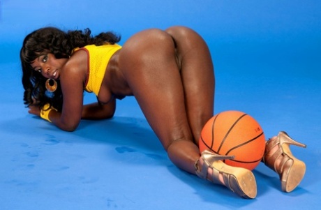 Ebony MILF Janea Jolie uncovers big azz before fingering her pussy